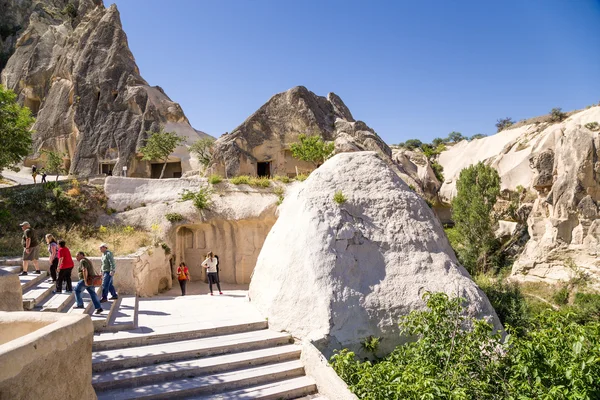 游客在洞穴修道院里复杂在格雷梅开放航空博物馆的卡帕多细亚，土耳其-2014 年 6 月 25 日: 照片 图库图片