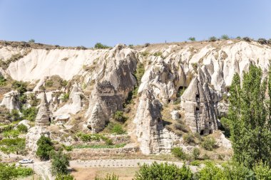Kapadokya. Kayalarda yapay mağaralar ile Göreme Milli Parkı içinde peyzaj pitoresk