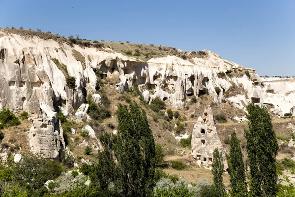 Kapadokya. Göreme Milli Parkı içinde dağ manzara kayalarda yapay mağaralar ile — Stok fotoğraf