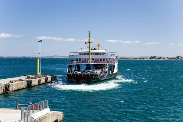 DARDANELLES STRAIT, TURKEY - JUN 29, 2014: Photo of car ferry ship makes docking using thrusters — Stock Photo, Image