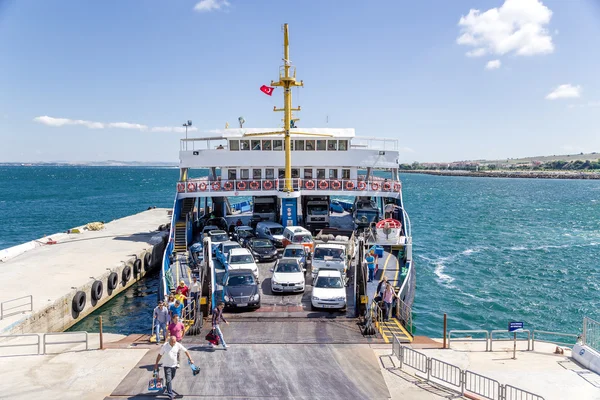 DARDANELLES STRAIT, TURKEY - JUN 29, 2014: Photo of start unloading car ferry ship — Stock Photo, Image