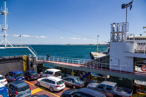 汽车的渡轮甲板上的达达尼尔海峡，土耳其-2014 年 6 月 29 日: 照片 — 图库照片