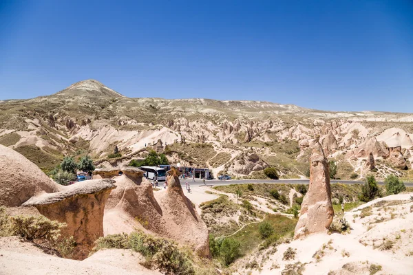 Kappadokien, Turkiet - 25 juni 2014: Foto av vackert landskap med pelare av vittring i dalen Devrent — Stockfoto