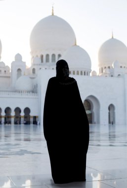 Abaya Camii zemin üzerine kadında