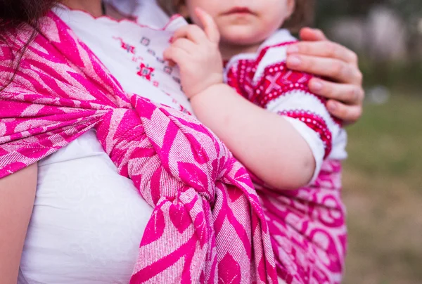 Madre e bambino avvolgente — Foto Stock