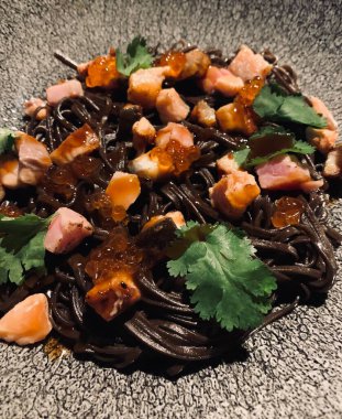 Kırmızı havyar, balık ve maydanozlu karabuğday sobalı erişte.