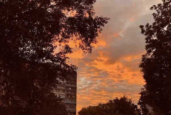 Dramatischer Orangefarbener Sonnenuntergang Mit Alten Gebäuden Der Sowjetunion Und Bäumen — Stockfoto