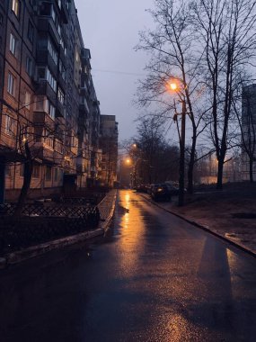 Yağmur sokağındaki romantik fener ışığı ve eski tipik konut binaları, Dnipro, Ukrayna 