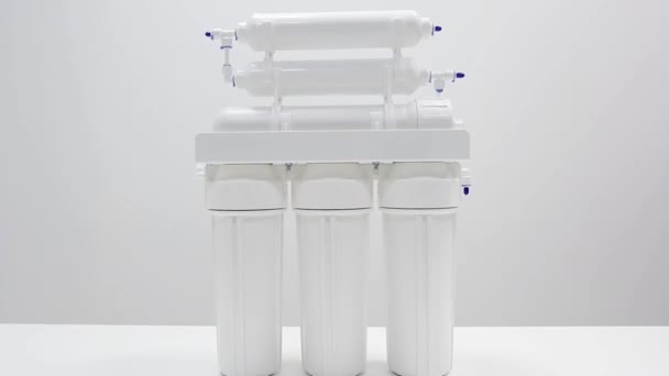 白いプラスチック製の家庭でズーム逆浸透圧フィルター膜カートリッジ用シリンダー付き — ストック動画