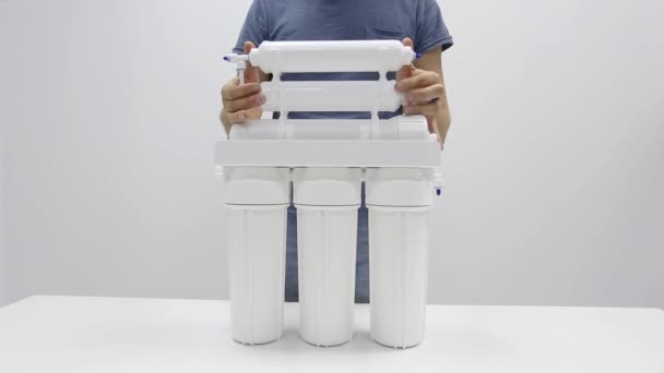 Male Plumber Hands Show How Adjust Tubes Household Reverse Osmosis — Stock Video