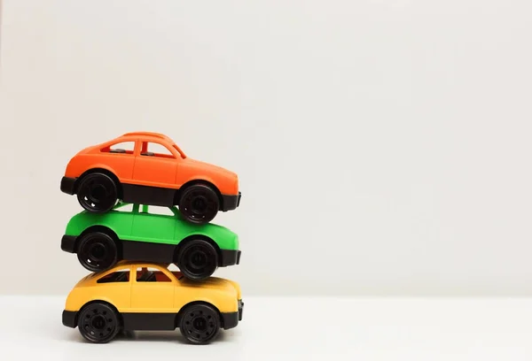 Três Carros Brinquedo Coloridos Feitos Plástico Reciclável Não Tóxico Fundo — Fotografia de Stock