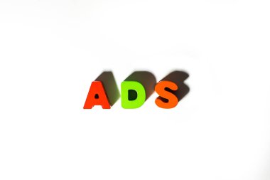 Kelime metni beyaz arkaplan, gölgeler ve ses düzeyi, üst görünüm, çevrimiçi sosyal medya tanıtımı, reklam videoları, dijital pazarlama gibi renkli ahşap harflerle yazılar ekler 