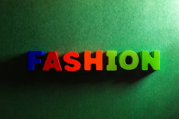 Worttext Modebuchstabierung Durch Bunt Bemalte Buchstaben Auf Grünem Bastelpapier Hintergrund — Stockfoto