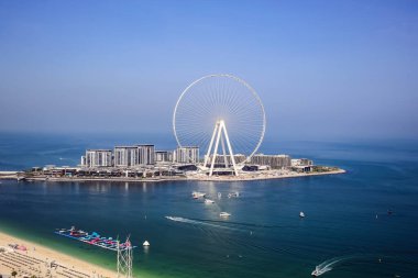 Dubai, BAE - 08.15.2020: En büyük dönme dolabın parlak gündüz manzarası - Dubai gözü deniz körfezinin ortasındaki Bluewater Adası 'nda ve Jumeirah sahilinin bir kısmında 