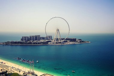 Dubai gözü, BAE - 09.14.2020: Bluewaters adasında dokuz kabini ve Jumeirah plajının bir kısmıyla Dubai dönme dolabı  