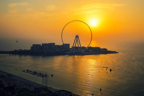 阿联酋 2020 黄金时段迪拜眼轮观察轮廓线 在橙色日落时 海面平静 — 图库照片