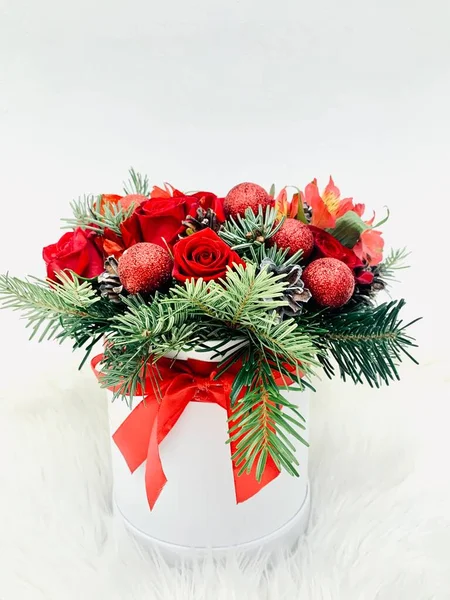 Box Winter Bouquet Fir Tree Branches Red Roses Shining Balls — Stock Photo, Image