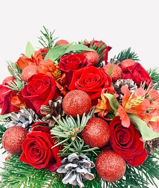 Téli Csokor Összetétel Fenyőtobozokkal Zöld Ágakkal Vörös Rózsákkal Labdákkal — Stock Fotó