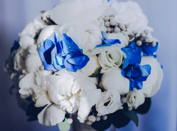 Svatební Kytice Bílými Modrými Pivoňky Květinová Výzdoba Zblízka — Stock fotografie