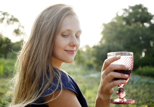 自然の中でブロンドの女性の肖像 ワインのグラスを保持し ピクニック休暇のコンセプト ロイヤリティフリーのストック写真