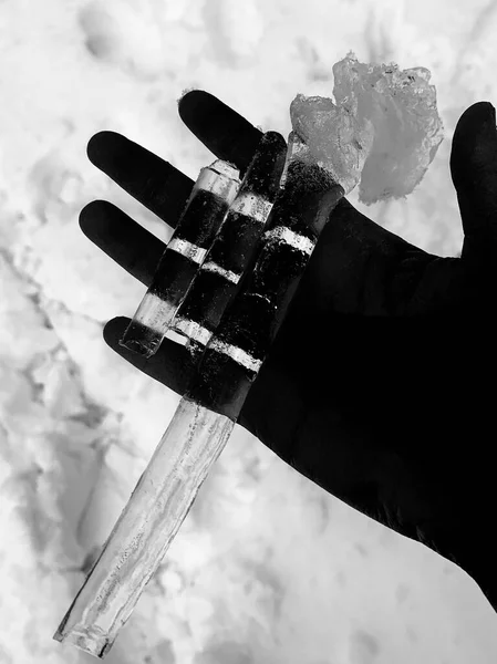 Kadın Elinin Siyah Beyaz Silueti Kar Altında Buz Saçağını Tutuyor — Stok fotoğraf