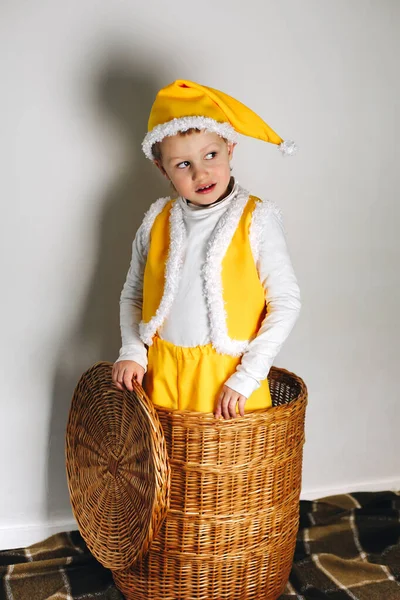 Schattige Baby Jongen Gele Ghome Elf Cap Vest Broek Opstaan — Stockfoto