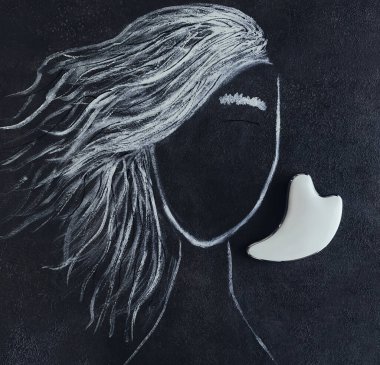 Kırışıklıklara karşı mikro akım elektrikli masaj aleti, oval yüz sıkma ve kaldırma için, kozmetik yağ veya serumla koyu gri arka planda kullanılması için, beyaz hatlı kadın portresi, güzellik konsepti