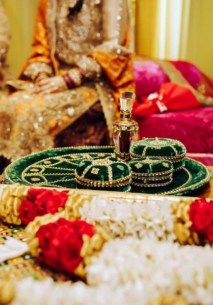 Fondo Fiesta Boda Henna Pakistaní Indio Con Flores Tradicionales Placa — Foto de Stock