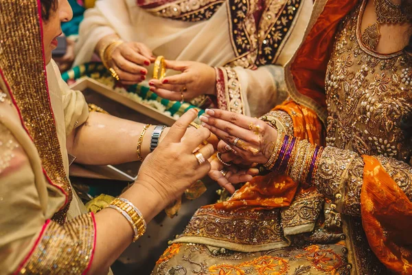 Schoonmoeder Hulp Voor Indiaanse Pakistaanse Bruid Dragen Gouden Sieraden Armbanden — Stockfoto