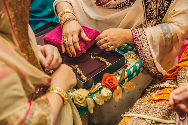 Mujeres Mayores Manos Abiertas Cajas Terciopelo Con Joyas Oro Pendientes — Foto de Stock