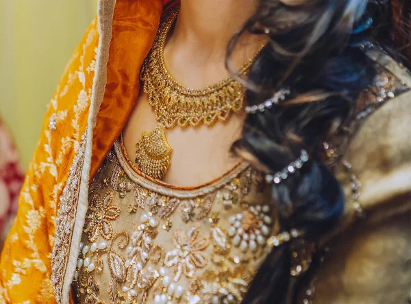 Poitrine Mariée Pakistanaise Indienne Porter Incrusté Jaune Robe Fête Collier — Photo