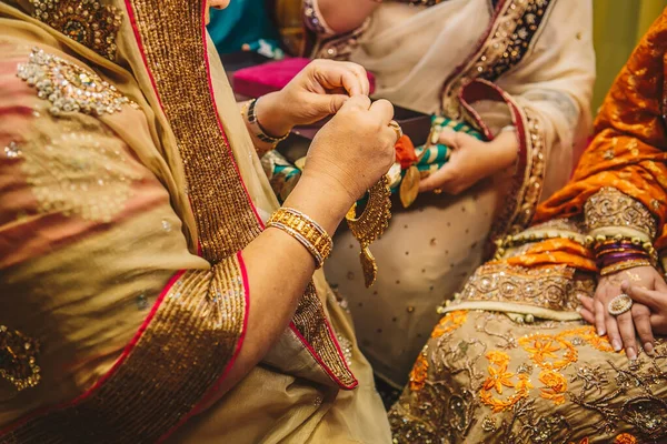 Mère Droit Mains Porter Des Bijoux Collier Sur Mariée Pendant — Photo