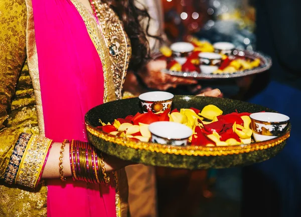 Indiase Meisjes Houden Ronde Borden Met Bloemblaadjes Bekers Een Bruiloft — Stockfoto