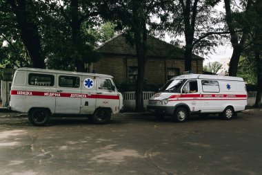 Dnipro, Ukrayna - 09.11.2008: Devlet hastanesi yakınlarında karşı karşıya park edilmiş iki eski ve daha fazla ambulans aracı, Ukrayna sağlık nakil aracı 