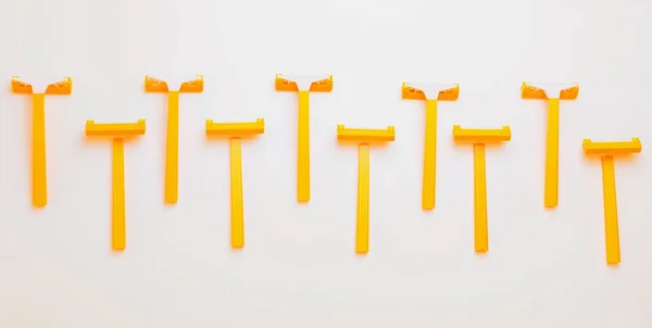 Vista Superior Diez Afeitadoras Simples Plástico Amarillo Anaranjado Fila Fondo —  Fotos de Stock