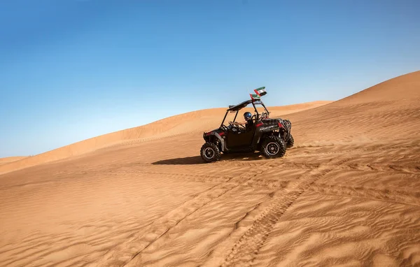 아랍에미리트두 2014 운전기사와 헬멧을 사막의 언덕에서 내려오는 쿼드버기 자전거 사파리 로열티 프리 스톡 이미지