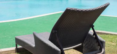 Kahverengi plaj şezlongu yüzme havuzunun yanındaki şezlong otel tatil konsepti