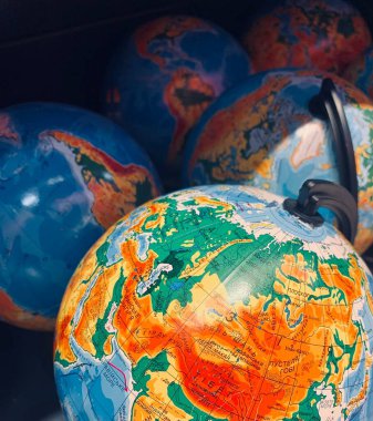 Okullarda ve üniversitelerde coğrafya okumak için çok sayıda yuvarlak eğitim küresi, mini toprak modeli