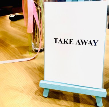 Lokantada ödeme terminali ve karantina hizmeti olan bir tabak götür.