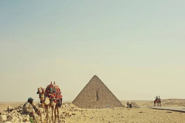 Paisagem Deserto Egípcio Com Pirâmide Camelos Homens Atração Turística Gizé — Fotografia de Stock