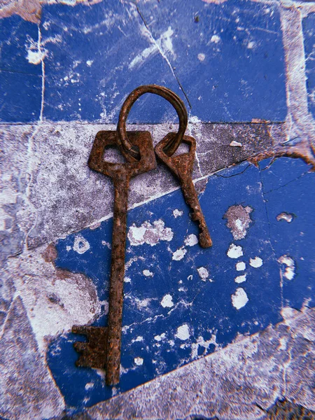 Vintage Background Ancient Rusty Door Keys Abandoned Old Empty House — Stock Photo, Image