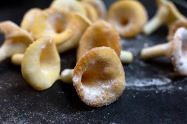 Mantar kurabiyeleri, mantar şekilli bisküviler, şeker tozu, aşçılık arka planı.