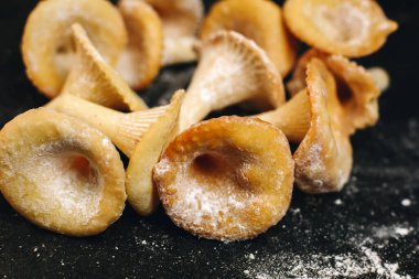 Pasta bisküvileri, mantar şeklinde kurabiyeler, gri masadaki şeker tozu, garip şekilli tatlı yiyecekler.