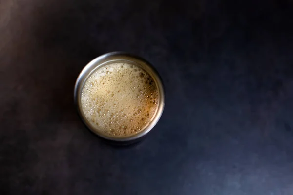 Αφρός Ροφήματος Καφέ Φυτικό Γάλα Βρώμης Ατσάλινο Θερμός Γκρι Τραπέζι — Φωτογραφία Αρχείου