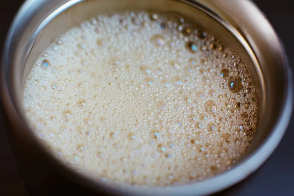 Κοντινό Πλάνο Πολύχρωμο Καφέ Και Φυτικό Γάλα Βρώμης Φυσαλίδες Αφρού — Φωτογραφία Αρχείου