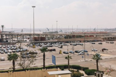 Dubai, BAE - 02.23.2021: Dubai Caddesi, köprüleri, palmiyeleri, araçları, arabaları ve uçakları olan park yeri