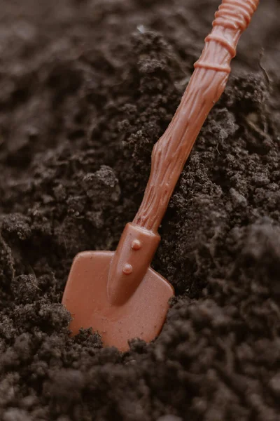 Agricoltura Sfondo Con Arato Morbido Marrone Terra Fertile Giocattolo Plastica — Foto Stock