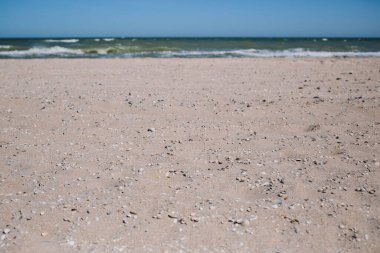 Su ve gökyüzü ufku olan kumlu deniz sahili doğal zemin, metin için yer, deniz arkaplanı