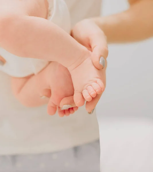 Mother Hand Hold Tiny Sweet Newborn Infant Baby Feet Toes — Stock Photo, Image