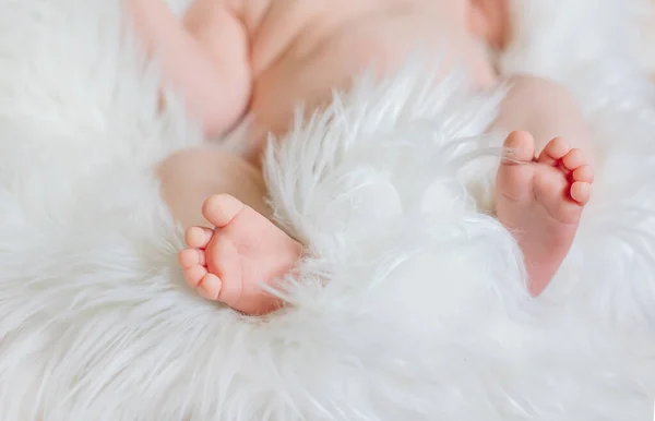 Kleine Baby Pasgeboren Voeten Tenen Witte Bont Pluizige Deken Close — Stockfoto